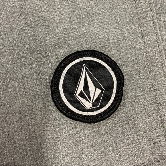 Volcom‎ Trunks Mens Size 38 Gray Stripes Unlined Static Division Boardshorts - Picture 8 of 10